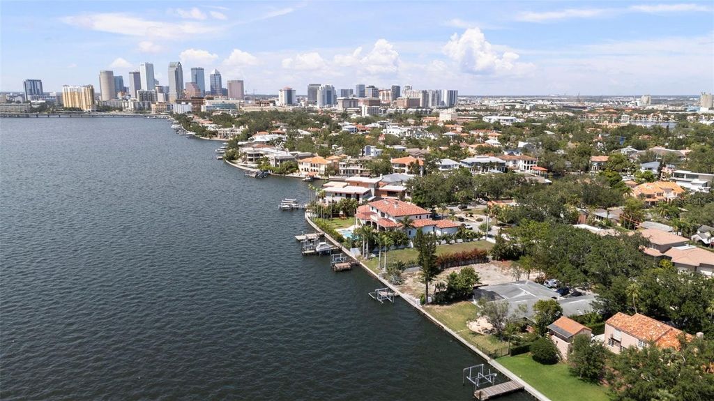 Image 21 of property listing at 214 BLANCA AVENUE, Tampa, FL 33606