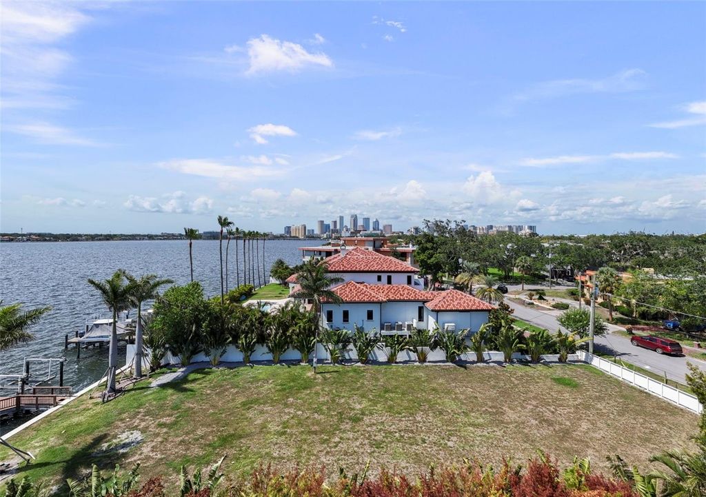 Image 45 of property listing at 214 BLANCA AVENUE, Tampa, FL 33606