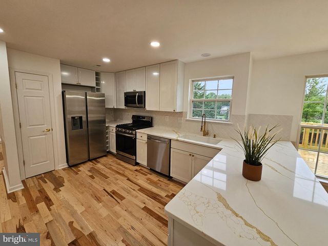 13116 QUEENSDALE DR, Woodbridge, VA 22193