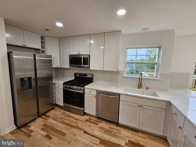 13116 QUEENSDALE DR, Woodbridge, VA 22193