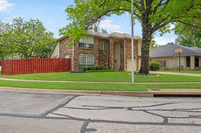 7025 Escondido Drive, Arlington, TX 76016