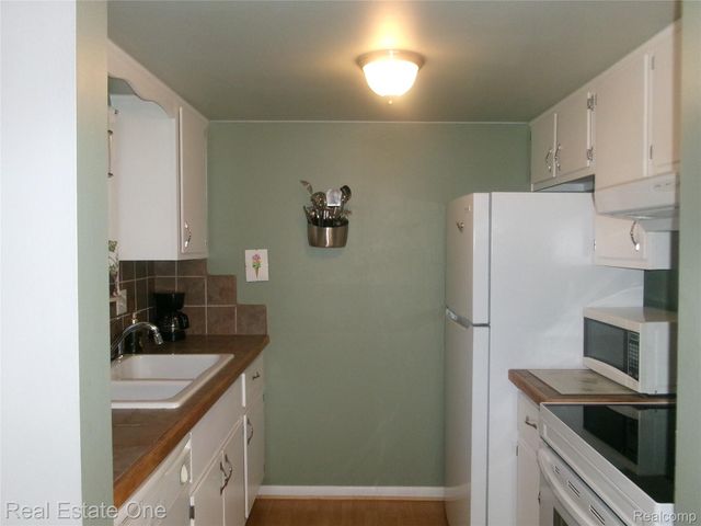 25241 Franklin Terrace 1, South Lyon, MI 48178