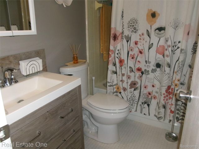 25241 Franklin Terrace 1, South Lyon, MI 48178