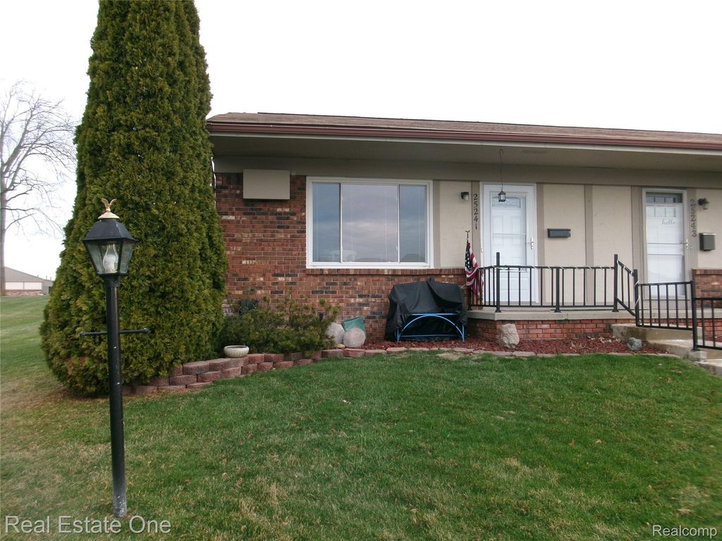 25241 Franklin Terrace 1, South Lyon, MI 48178