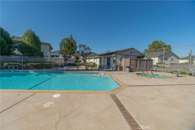 587 S College, Claremont, CA 91711