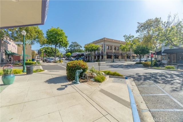 587 S College, Claremont, CA 91711