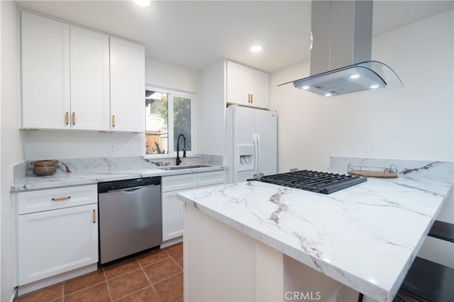 587 S College, Claremont, CA 91711