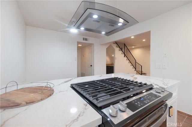 587 S College, Claremont, CA 91711