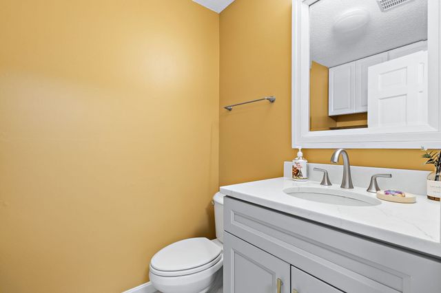 10 Eugene St 10, Lowell, MA 01852