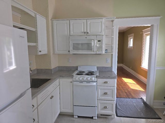 177 N Riverbank Street, Wyandotte, MI 48192