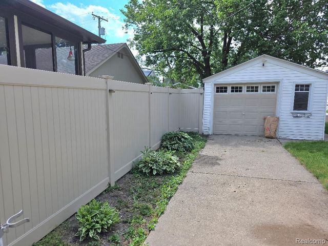 177 N Riverbank Street, Wyandotte, MI 48192