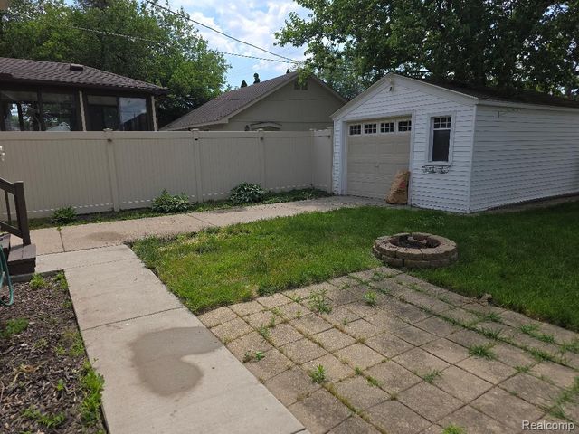 177 N Riverbank Street, Wyandotte, MI 48192