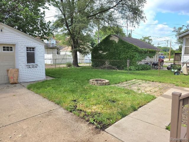 177 N Riverbank Street, Wyandotte, MI 48192
