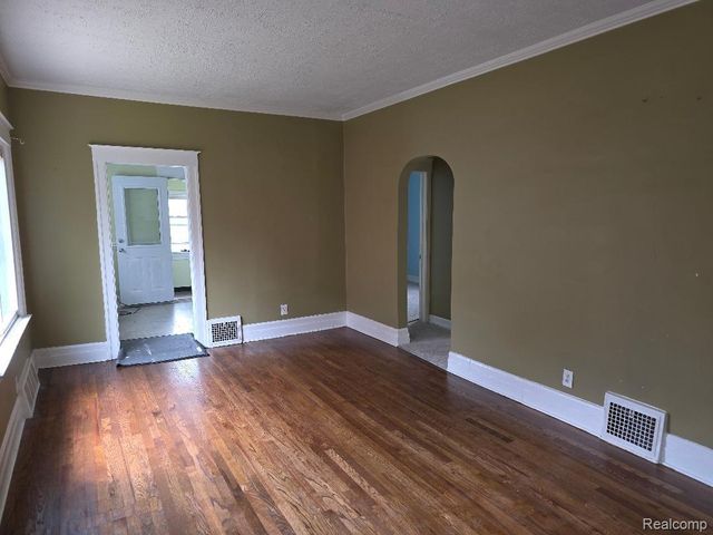 177 N Riverbank Street, Wyandotte, MI 48192
