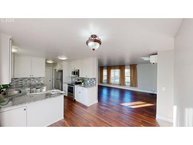 425 MEMORY Ln, Brookings, OR 97415
