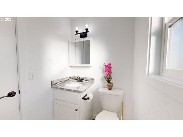 425 MEMORY Ln, Brookings, OR 97415