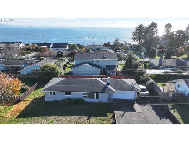 425 MEMORY Ln, Brookings, OR 97415
