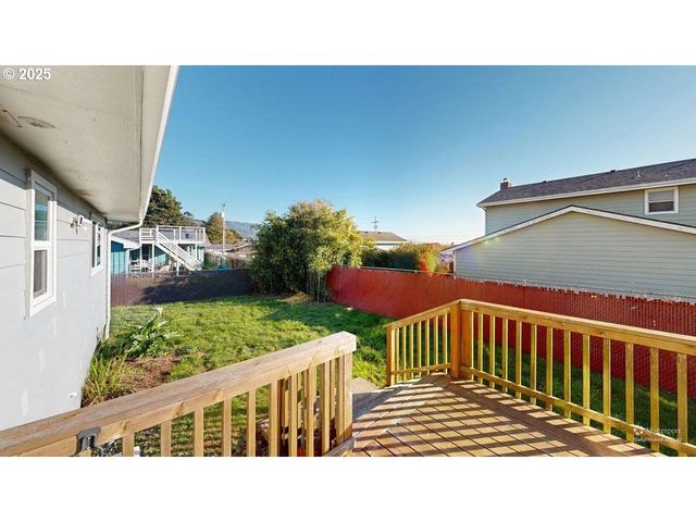 425 MEMORY Ln, Brookings, OR 97415