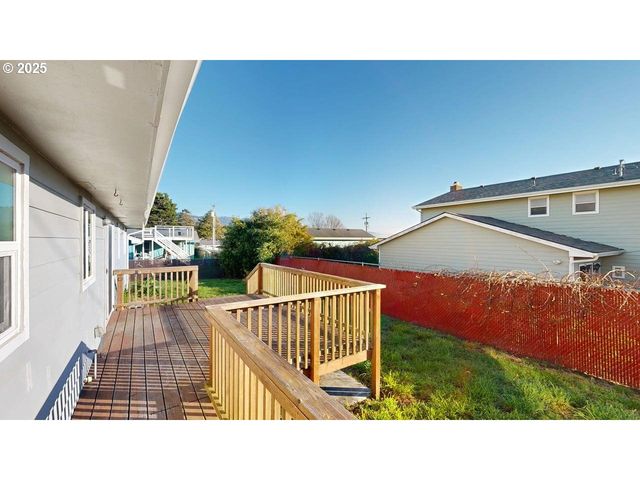 425 MEMORY Ln, Brookings, OR 97415