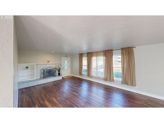 425 MEMORY Ln, Brookings, OR 97415