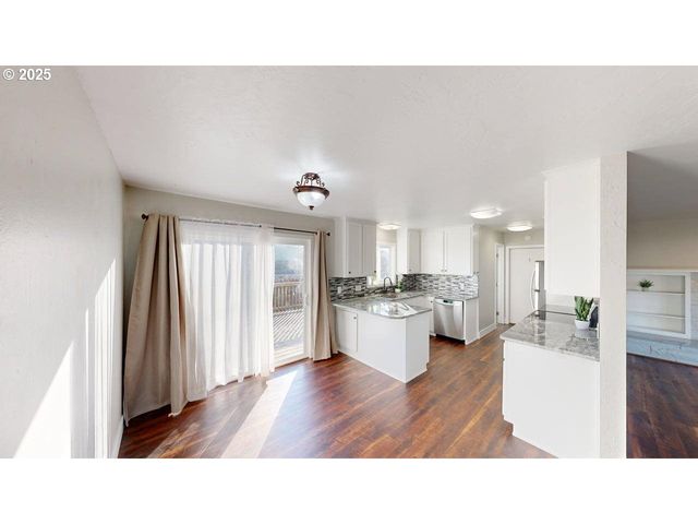 425 MEMORY Ln, Brookings, OR 97415
