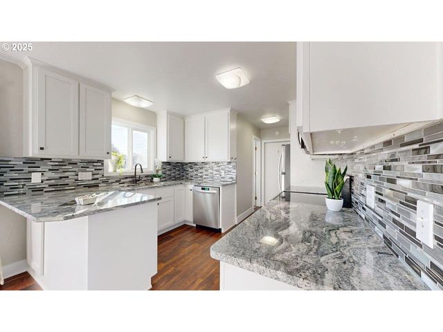 425 MEMORY Ln, Brookings, OR 97415