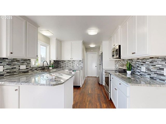 425 MEMORY Ln, Brookings, OR 97415