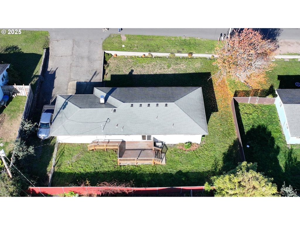 425 MEMORY Ln, Brookings, OR 97415