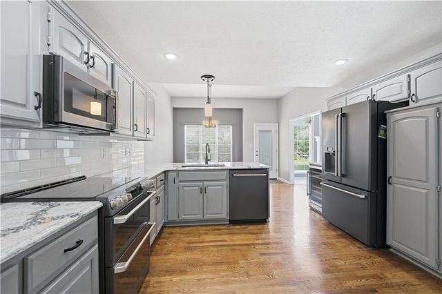1305 SW Crystal Creek Place, Blue Springs, MO 64015