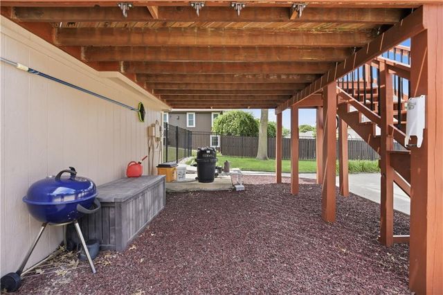 1305 SW Crystal Creek Place, Blue Springs, MO 64015
