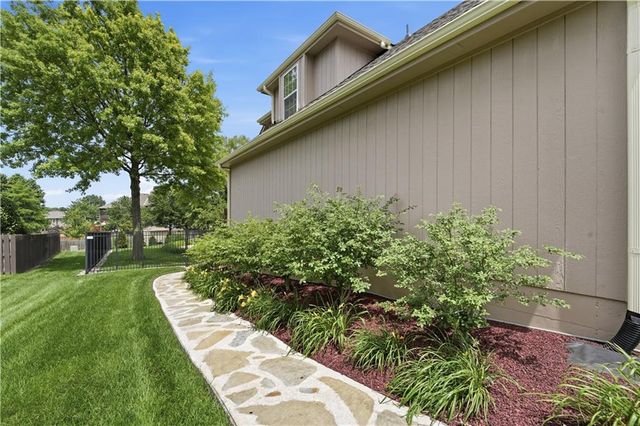 1305 SW Crystal Creek Place, Blue Springs, MO 64015