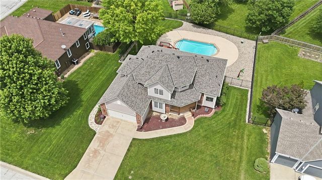 1305 SW Crystal Creek Place, Blue Springs, MO 64015