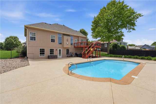 1305 SW Crystal Creek Place, Blue Springs, MO 64015