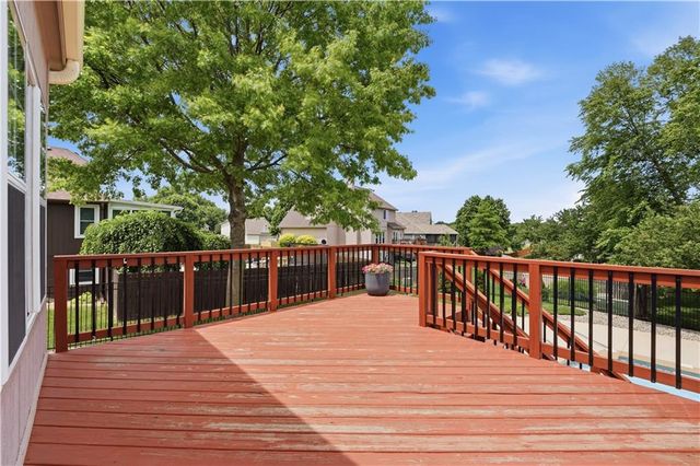 1305 SW Crystal Creek Place, Blue Springs, MO 64015