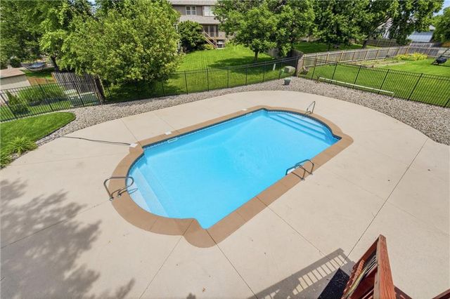 1305 SW Crystal Creek Place, Blue Springs, MO 64015