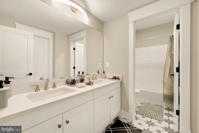 10602 OAK PL, Fairfax, VA 22030