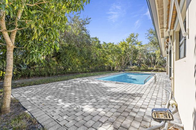 2512 Lone Pine Road, Palm Beach Gardens, FL 33410