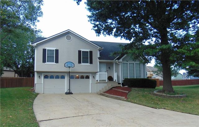 1900 Arapaho Court, Greenwood, MO 64034