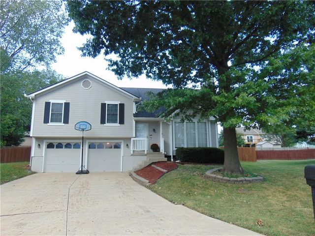 1900 Arapaho Court, Greenwood, MO 64034