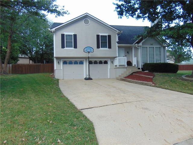 1900 Arapaho Court, Greenwood, MO 64034