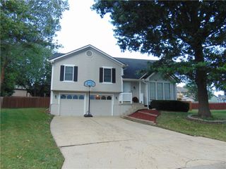 1900 Arapaho Court, Greenwood, MO 64034