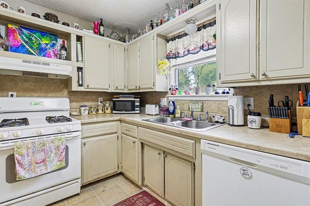 1040 NW 10th Street, Moore, OK 73160