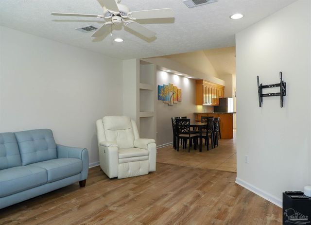 1342 Tiger Lake Dr, Gulf Breeze, FL 32563