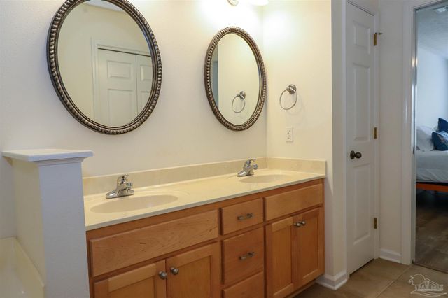 1342 Tiger Lake Dr, Gulf Breeze, FL 32563