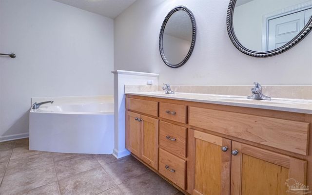 1342 Tiger Lake Dr, Gulf Breeze, FL 32563