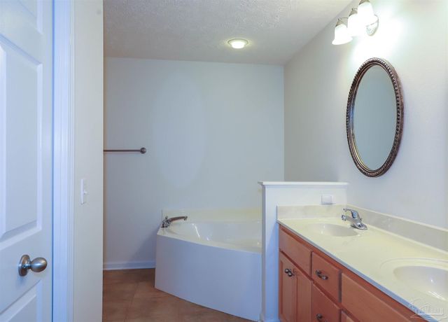 1342 Tiger Lake Dr, Gulf Breeze, FL 32563