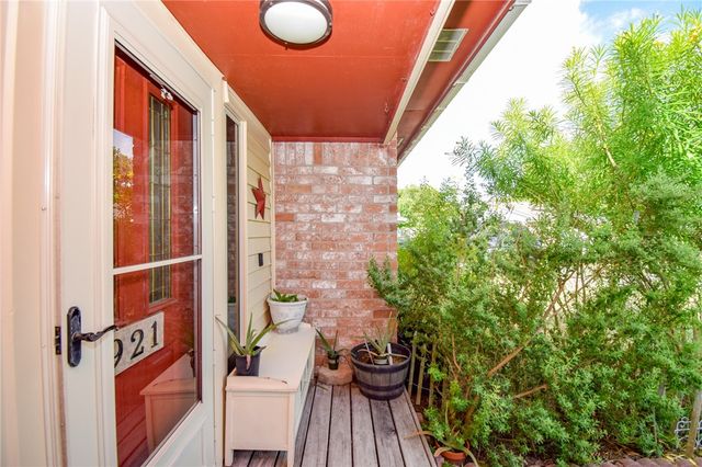 921 Red Poll Cir, Corpus Christi, TX 78418