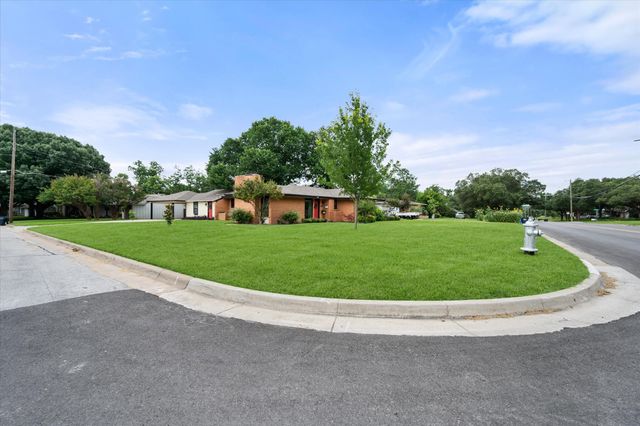 4001 Trail Lake Drive, Fort Worth, TX 76109