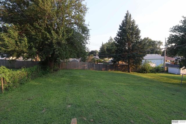 5215 P Street, Omaha, NE 68117