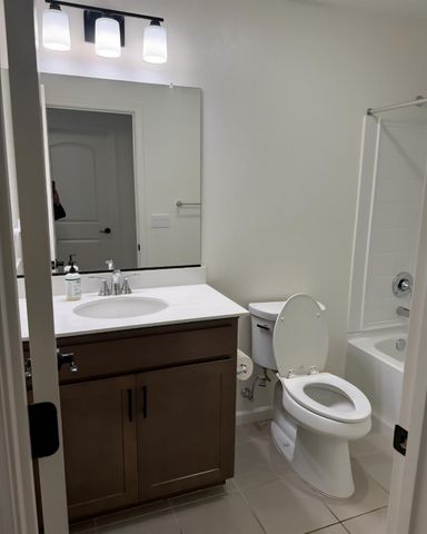 6693 E Nevada Avenue, Fresno, CA 93727